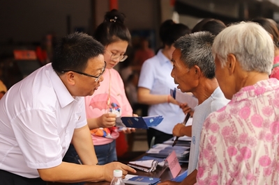 秀山縣社會保險事務中心開展“三進三送”社保政策宣傳活動，提供社會經濟咨詢服務